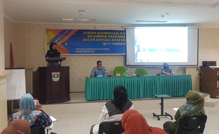 Kadis DKP Sumbar, Desniarti saat membuka pembekalan bagi kelompok perempuan pesisir di Padang, Kamis (17/3). (Foto : Derizon)