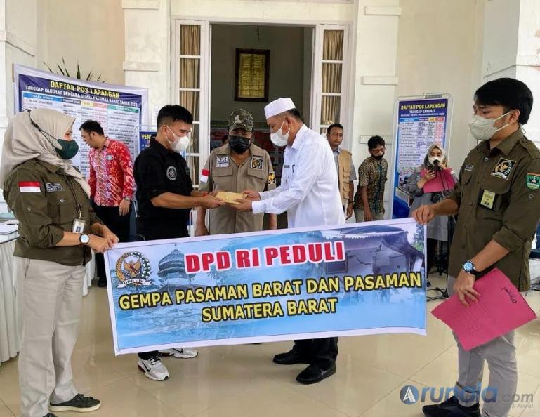 Senator Alirman Sori mewakili para anggota DPD RI serahkan bantuan bagi korban gempa di Pasbar kepada Bupati Pasbar Hamsuardi, Kamis (10/3). (Foto : Arzil)