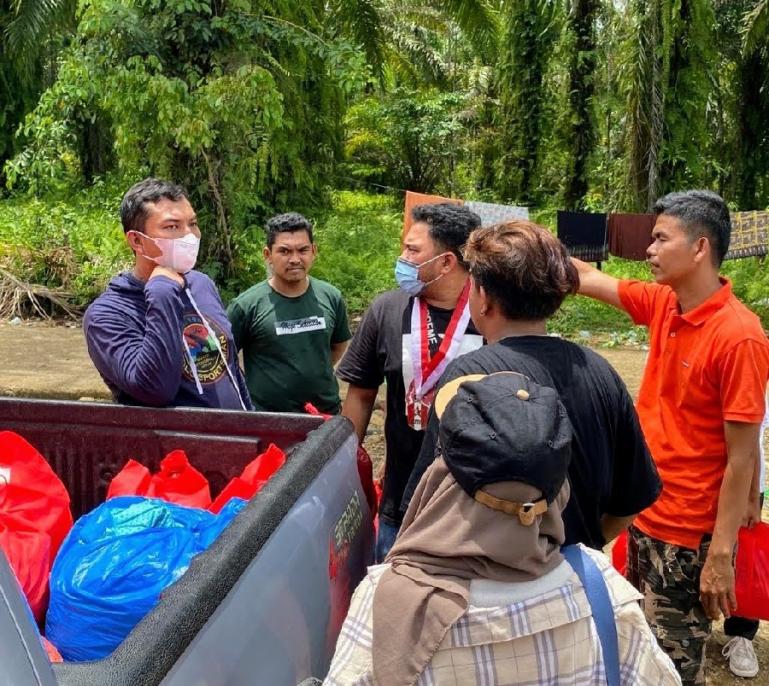 Yogi Yolanda bersama relawan DPD PA GMNI Sumbar salurkan bantuan bagi korban gempa di Pasbar, kemarin. (Dok : Istimewa)