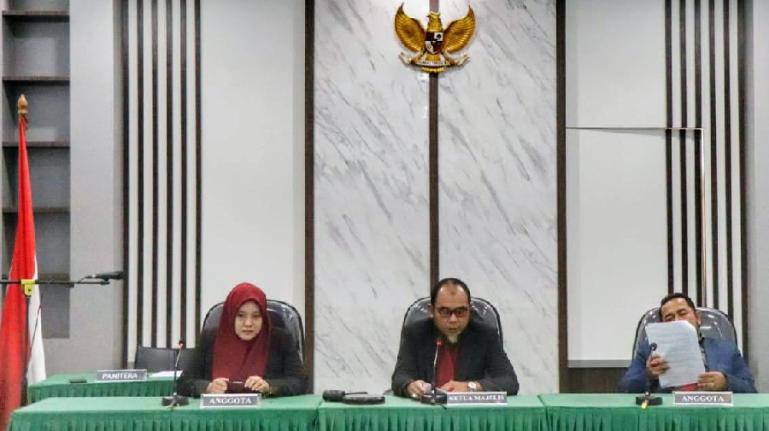 Majelis komisioner KI Sumbar sepanjang Senin kemarin dan Selasa ini gelar sidang SIP di ruang sidang komisi tersebut, Selasa (15/3). (Dok : Istimewa)