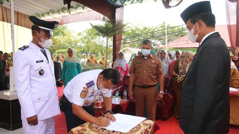 Sertijab Pj Kepala Desa Cubadak Air yang lama, Afwandi kepada yang baru, Sabar Ali disaksikan langsung Walikota Pariaman, Genius Umar di Kantor Desa Cubadak Air, Senin (14/3). (Dok : Istimewa)