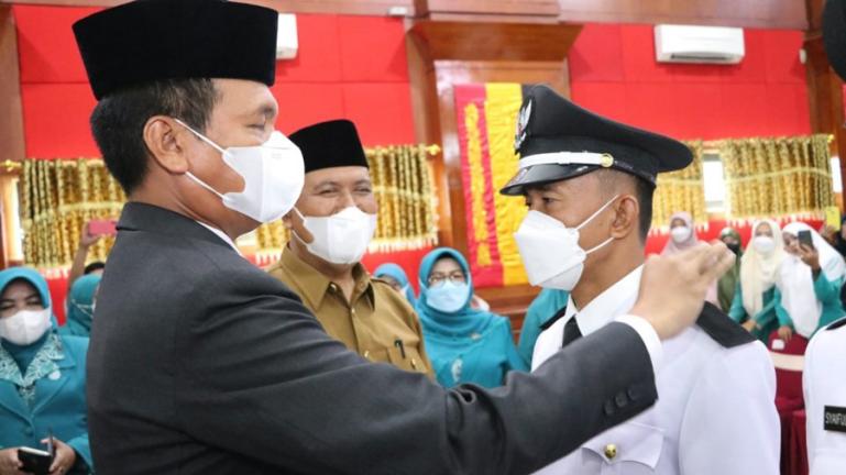 Wako Genius Umar melantik secara serentak 18 kepala desa yang terpilih pada pilkades serentak beberapa waktu lalu, Senin (14/3). (Dok : Istimewa)