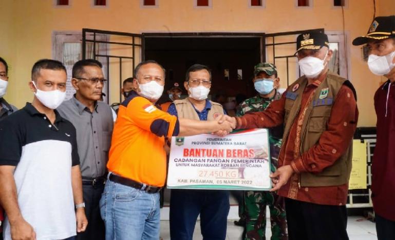 Gubernur Sumbar, Mahyeldi serahkan bantuan beras bagi korban gempa di Pasbar dan Pasaman, Sabtu (5/3). (Dok : Istimewa)