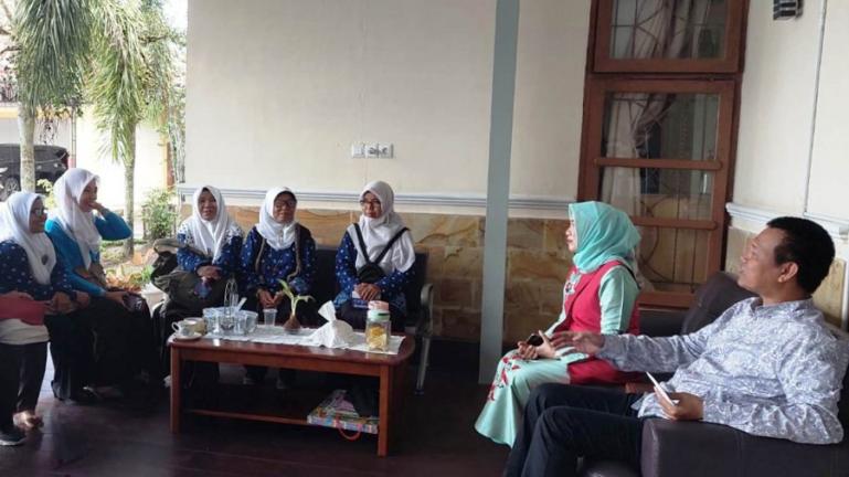 PD Himpaudi Kota Pariaman dan Wali Kota Genius Umar jelang keberangkatan menuju Pasaman Barat (Pasbar), Minggu (13/3). (Dok : Istimewa)