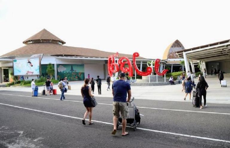Wisatawan asing saat tiba di Bandara I Gusti Ngurah Rai, Bali beberapa waktu lalu. Saat ini Imigrasi berlaku VOA Khusus Wisata bagi 23 negara masuk ke Bali. (Dok : Istimewa)