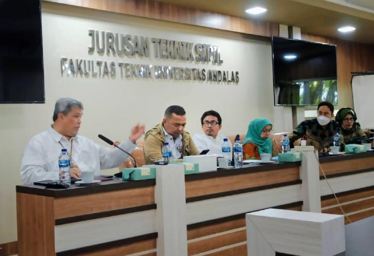 Wakil Rektor 3 Universitas Andalas (Unand), Insannul Kamil saat berikan masukan saat FGD yang digelar Fakultas Teknik dan Ketua Jurusan Teknik Sipil Unand, di kampus Limau Manih, Jumat sore (25/3). (Dok : Istimewa)