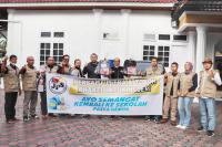 Wagub Audy Joinaldy bersama amggpta DPRD Sumbar, Nurnas melepas tim JPS Sumbar Peduli ke Pasbar dan Pasaman, Minggu pagi (13/3). (Foto : Arzil)