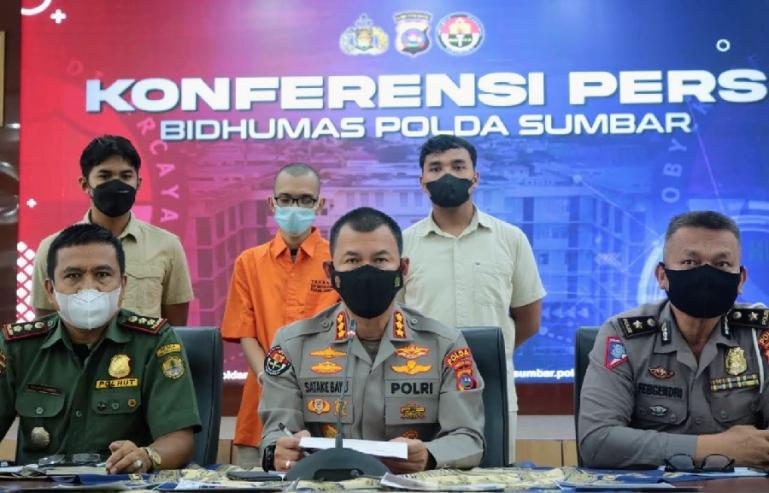 Kabid Humas Polda Sumbar, Kombes Pol Satake Bayu Setianto saat konferensi pers tentang penangkapan pelaku penjual satwa dilindungi di Mapolda Sumbar, Padang, Selasa siang (15/3). (Foto : Derizon)