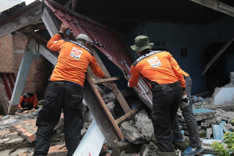Relawan Kembara PKS Sumbar lakukan perbaikan rumah warga yang rusak akibat gempa 6,1 SR yang melanda Pasbar dan Pasaman. (Dok : Istimewa)