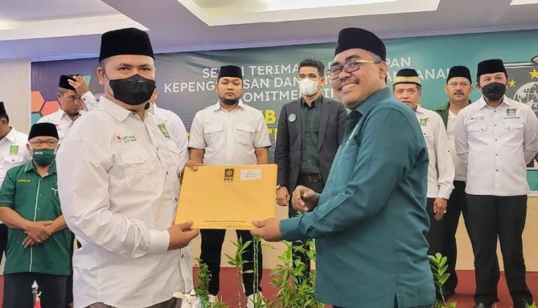 Wakil Ketua DPP PKB, Jazilul Fawaid serahkan SK kepada Ketua DPC PKB Kota Padang, Yusri Latif di salah satu hotel di Kota Padang, Minggu (13/3). (Dok : Istimewa)