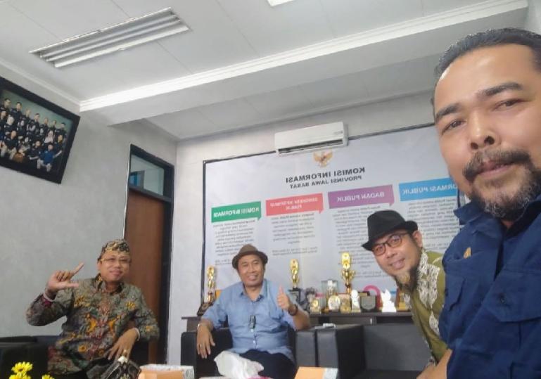 Komisioner KI Sumbar dan Kalteng saat adakan pertemuan soal PSI dan pengelolaan kelembagaan di KI Jabar, Kamis (17/3). (Dok : Istimewa)