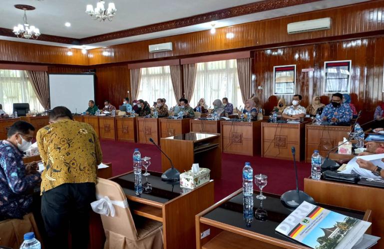 Komisi 1 DPRD Sumbar bersama mitra kerja termasuk KI Sumbar mengikuti rapat pembahasan LKPJ kepala daerah di Kota Bukittinggi, Kamis (10/3). (Dok : Istimewa)