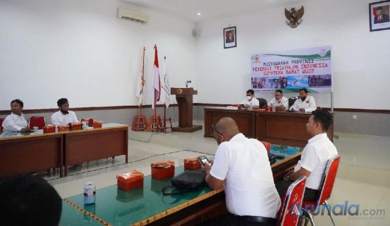 Para peserta Musprov FTI Sumbar saat akan memilih ketua baru mereka, Sabtu (26/3). (Foto : Derizon)