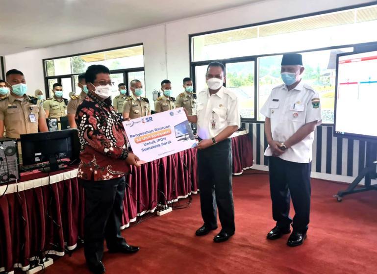 Gubernur Mahyeldi saksikan Direktur Kepatuhan BN (Persero), Restu Wiriawan serahkan bantuan kepada Direktur IPDN Baso, Tun Huseno, Rabu (16/3). (Dok : Istimewa)