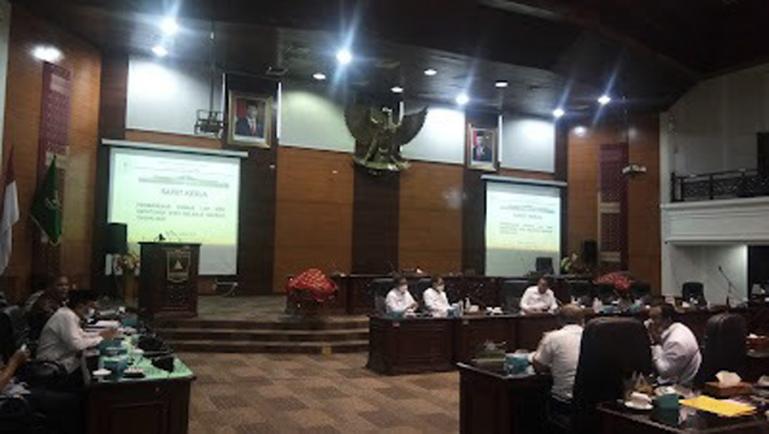 Tim Pansus DPRD Sumbar mengkoreksi LHP BPK Pemprov Sumbar bersama sejumlah SKPD di ruang sidang utama gedung DPRD, Rabu (9/3). (Dok : Istimewa)