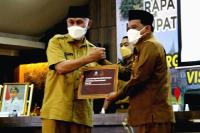 Wabup Rahmang menerima sertifikat ketetapan dua WBTB yang baru dari Gubernur Sumbar Mahyeldi, belum lama ini di Mentawai. (Dok : Istimewa)