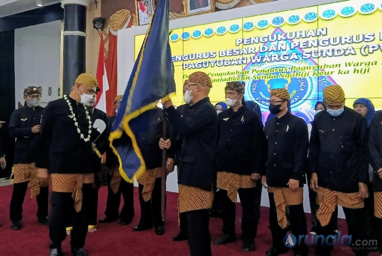 Gubernur Mahyeldi saat mengukuhkan dan melantik pengurus PWS Sumbar dan kabupaten kota, Minggu (27/3). (Foto : Arzil)