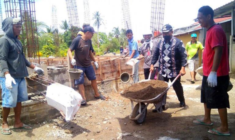 Wakil Wali Kota Pariaman, Mardison Mahyuddin ikut goro membangun Musala Roudhatul Jannah Desa Padang Biriak-Biriak, Minggu siang (13/3). (Dok : Istimewa)