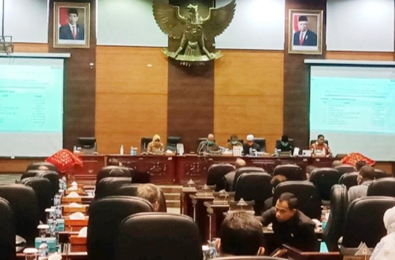 Anggota DPRD Sumbar saat mengikuti sidang paripurna pembentukan alat kelengkapan dewan (AKD) untuk tahun 2022, di ruang siding utama DPRD Sumbar, Senin (7/3). (Dok : Istimewa)
