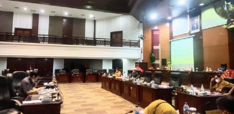 Anggota fraksi di DPRD Sumbar saat menyampaikan pandangan akhir fraksinya terhadap empat ranperda, salah satunya menyangkut ranperda KIP bagi Sumbar, di gedung DPRD, Selasa (1/3). (Dok : Istimewa)
