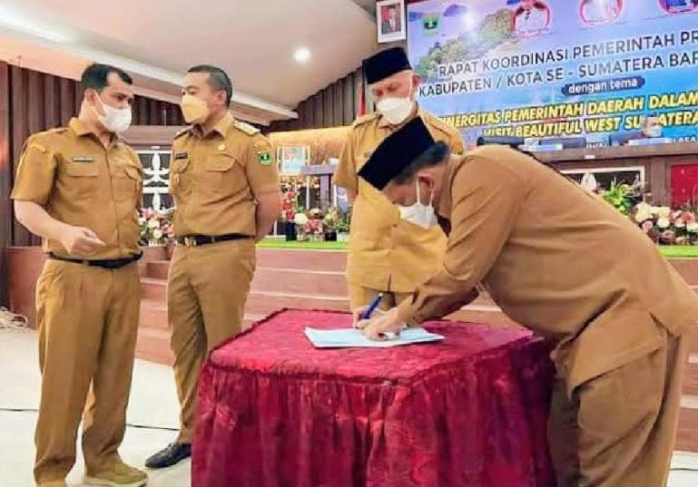 Wabup Padangpariaman, Rahmang saat tandatangani pakta integritas komitmen dukung Visit Beautiful West Sumatera 2023 disaksikan Gubernur dan Wagub Sumbar di Mentawai, Selasa (8/2). (Dok : Istimewa)