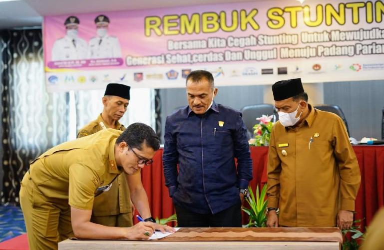 Wabup Rahmang menyaksikan Sekkab Rudy Repenaldi Rilis tandatangani naskah komitmen penurunan stunting di Padangpariaman, Selasa (29/3). (Dok : Istimewa)