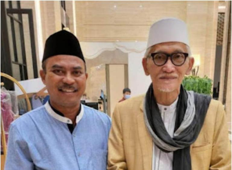 Ketua DPRD Kabupaten Dharmasraya, Pariyanto bersama salah seorang pengurus NU pada acara Harlah NU ke-99 tahun di Jakabaring Sport Center, Palembang, Jumat (4/3). (Dok : Istimewa)