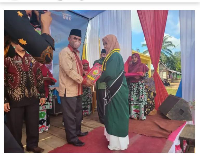 Pariyanto terima cendera mata dari siswa Pondok Pesantren Darussalam di Kenagarian Sungai Duo, Kecamatan Sitiung, Sabtu (12/3) (Foto : Rusdianto)