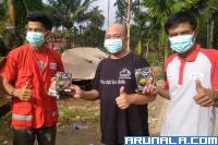 Promotor penggiat UMKM Rendang di Sumbar, Aim Zein serahkan paket rendang kepada korban gempa di Pasaman, Jumat (4/2). (Foto : Derizon Y)