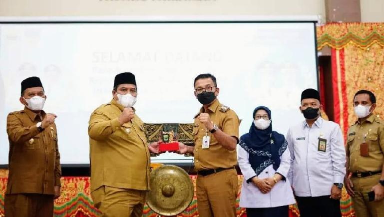 Bupati Suhatri Bur dan Wabup Rahmang saat menerima kunjungan Bupati Khairunas bersama rombongannya di IKK Parikmalintang, Senin (28/3). (Dok : Istimewa)