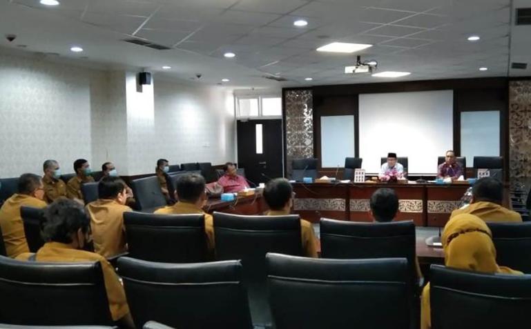 Komisi I DPRD Sumbar rapat kerja bersama BKPSDM Sumbar membahas nasib 70 PTT yang masih ada di Pemprov Sumbar, di ruang rapat Bamus, Senin siang (14/3). (Dok ; Istimewa)