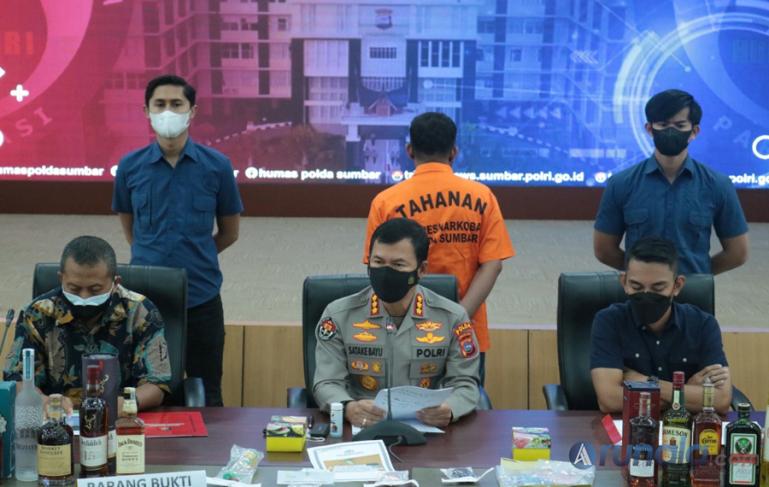 Kabid Humas Polda Sumbar, Kombes Pol Satake Bayu, di Mapolda Sumbar saat jumpa pers, tentang penangkapan tersangka pemilik ratusan botol miras yang juga puluhan paket yang diduga sabu, Jumat (11/3).