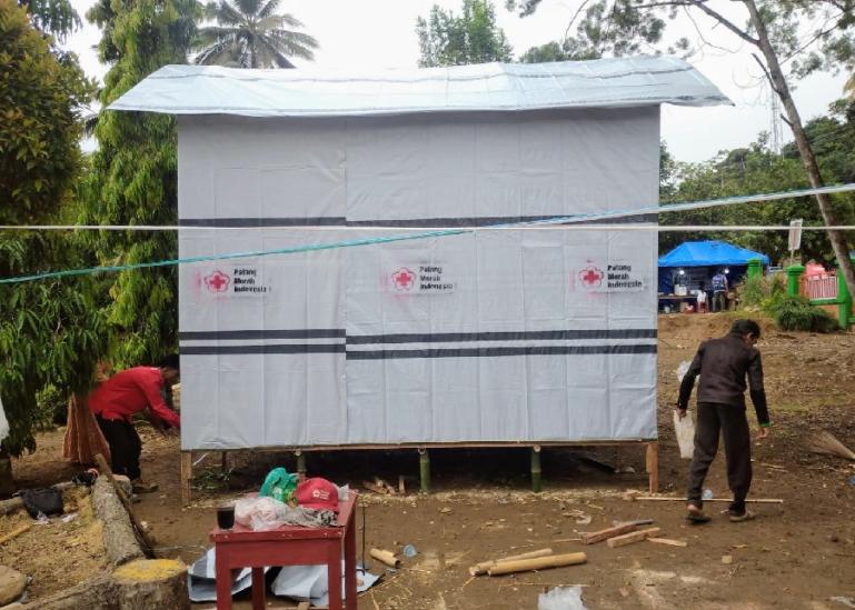 Relawan PMI Pasbar terlihat sedang membangun huntara bagi korban terdampak gempa di daerah itu. (Dok : Istimewa)