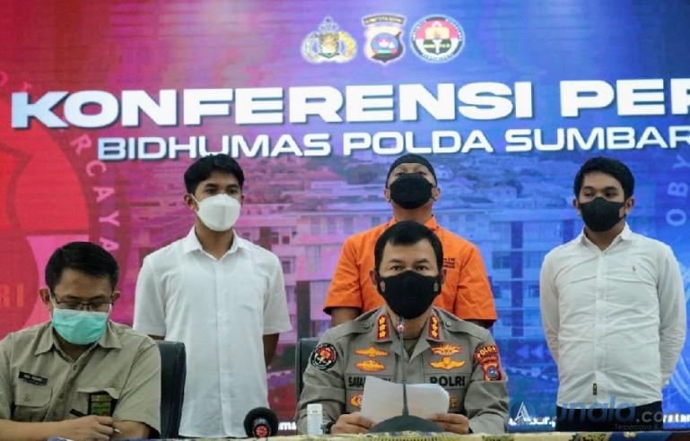 Kombes Pol Satake Bayu Setianto, didampingi Kepala BKSDA Sumbar, Ardi Andono, gelar konpres di Polda Sumbar, terkait perdagangan satwa dilindungi, Rabu siang (9/3). (Foto : Derizon Y)