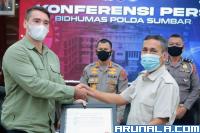 Chief of Conservation Departement Zoo Ostrava Republik Ceko, Frantisek Pribsky, serahkan penghargaan kepada Ditreskrimsus Polda Sumbar yang diterima oleh AKP Gusnedi, usai konferensi pers di Polda Sumbar, Selasa (15/3). (Foto : Derizon)