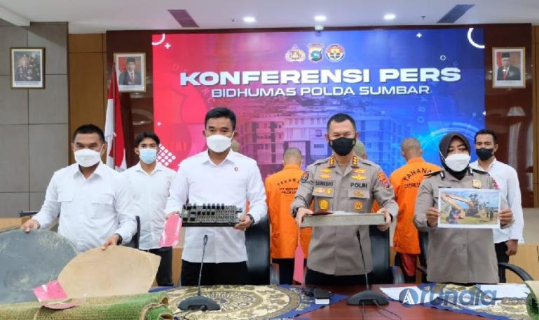Kabid Humas Polda Sumbar, Kombes Pol Satake Bayu Setianto dan Ditreskrimsus Polda Sumbar, Kombes Pol Adip Rojikan tunjukan barang bukti aksi PETI, Senin (28/3). (Foto: Derizon)
