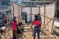 Para Satgas Pramuka sedang dirikan Huntara bagi para pengungsi yang terdampak gempa di Pasbar, Rabu (9/3). (Dok : Istimewa)