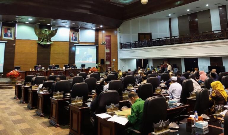 Suasana rapat paripurna DPRD Sumbar saat membahas agenda perombakan AKD, yang berakhir dead lock, Jumat (4/3). (Dok : Istimewa).