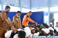 Asisten II Setko Pariaman, Elfis Chandra dan Kadis Disdikpora, Kanderi beri semangat para peserta yang ikut KOSN 2022 di kota itu, Senin (21/3). (Foto : Arzil)