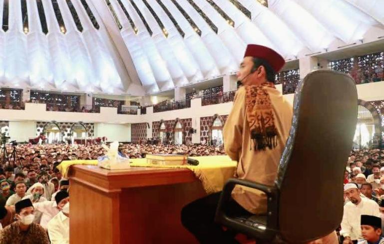 Ustad Abdul Somad saat berikan tausiah kepada jemaah yang hadir di Masjid Raya Sumbar, Minggu sore (27/3). (Dok : Istimewa)