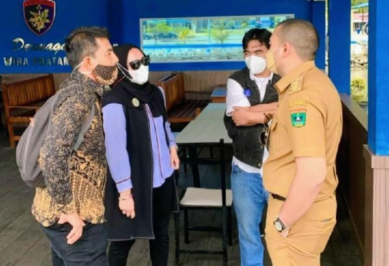 Sari Lenggogeni dan pegiat pariwisata berdialog dengan Wagub Sumbar Audy beberapa waktu lalu. (Dok : Istimewa)