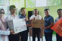 Anggota DPD RI Dapil Sumbar, Alirman Sori bantu bantu laptop dan printer untuk kantor Korwilcam Dikbud Kecamatan IV Jurai, Rabu (9/3). (Dok : Istimewa)