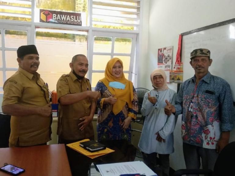 Komisioner KI Sumbar, Tanti Endang Lestari berhasil damaikan dua pihak yang bersengketa terkait informasi publik, di Tanahdatar, Selasa (20/3) kemarin. (Dok : Istimewa)