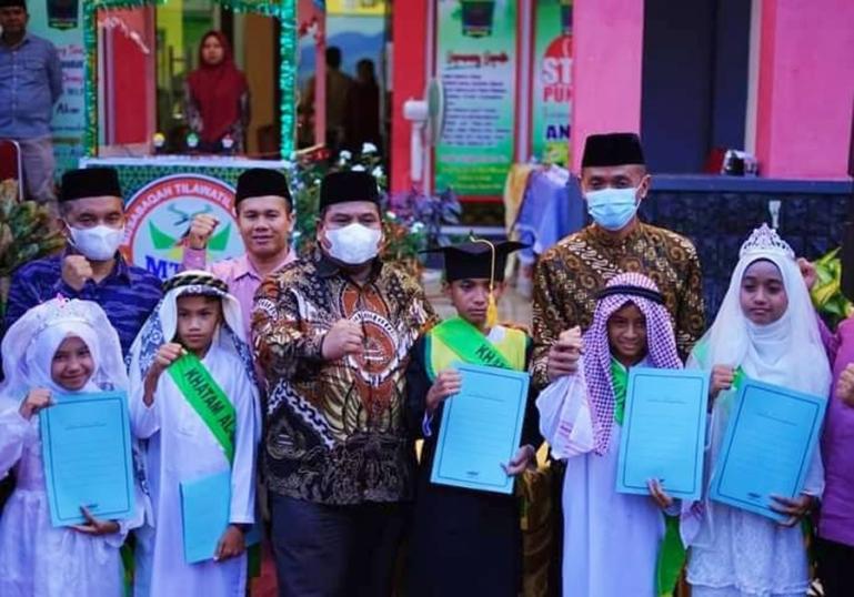 Bupati Suhatri Bur bersama peserta Qatam Al Quran saat membuka pelaksanaan MTQ ke-48 tingkat Kecamatan Patamuan, Sabtu sore (19/3). (Dok : Istimewa)