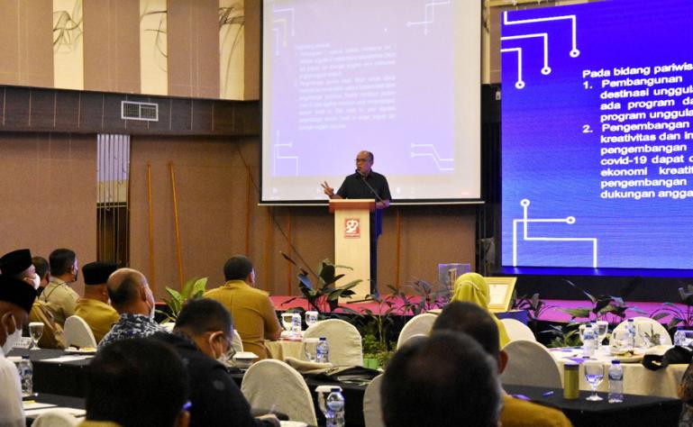 Ketua DPRD Sumbar, Supardi saat jadi pembicara pada kegiatan Musrenbang RKPD Sumbar tahun 2023 di Pangeran Beach Hotel Padang, Senin, (28/3).(Dok : Istimewa)\