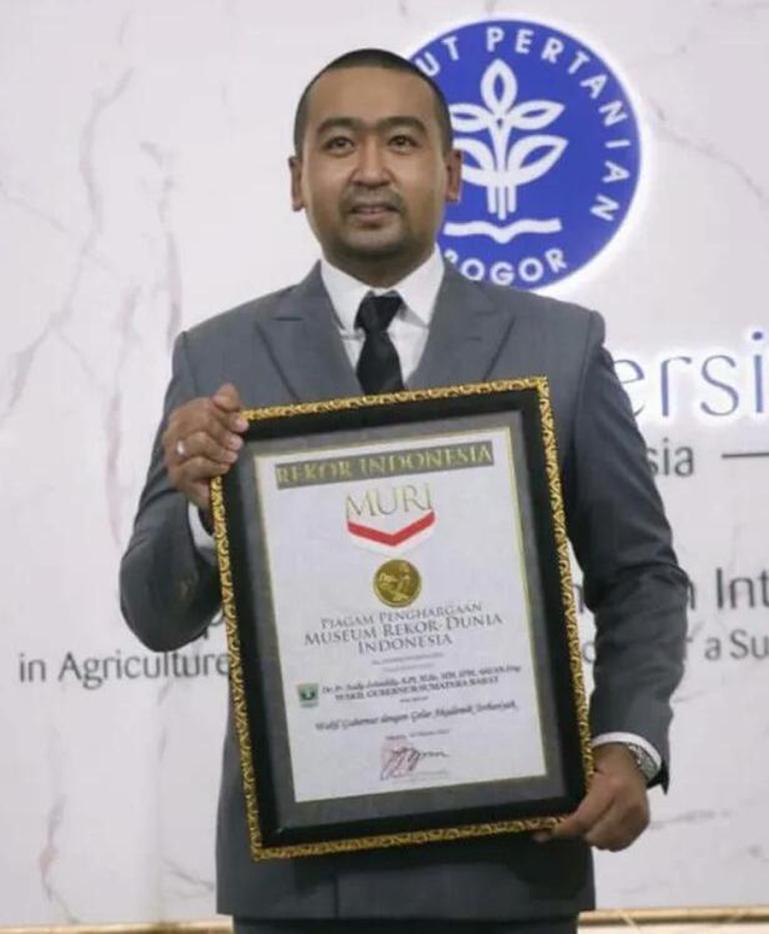 Wagub Audy Joinaldy dengan sertifikat Rekor MURI atas penghargaan memiliki gelar akademis terpanjang di IPB Bogor, Rabu (16/3). (Dok : Istimewa)