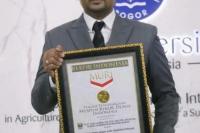 Wagub Sumbar, Audy Joinaldy memegang sertifkat rekor MURI menyangdang gelar akedemis terbanyak, Kamis (17/3). (Dok : Istimewa)