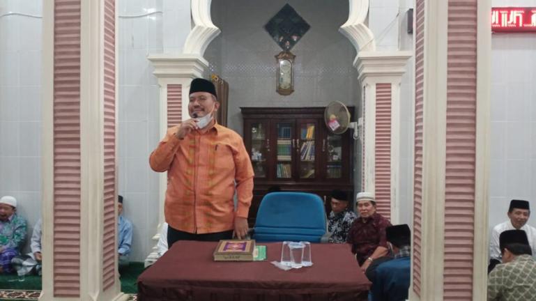 Wawako Mardison Mahyuddin saat hadiri kegiatan Isra Mi'raj 1443 H di Mushalla Riyadhatul Amal, Pariaman Tengah, Kamis malam (10/3). (Dok : Istimewa)