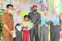 Pelaksanaan Kegiatan Vaksinasi Anak Usia 6-11 Tahun: Pariyanto Beri Motivasi Murid SDN 10 Sitiung