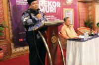 Dinobatkan sebagai Sahabat Pers Indonesia: Suhatri Bur Raih Anugerah dari SMSI